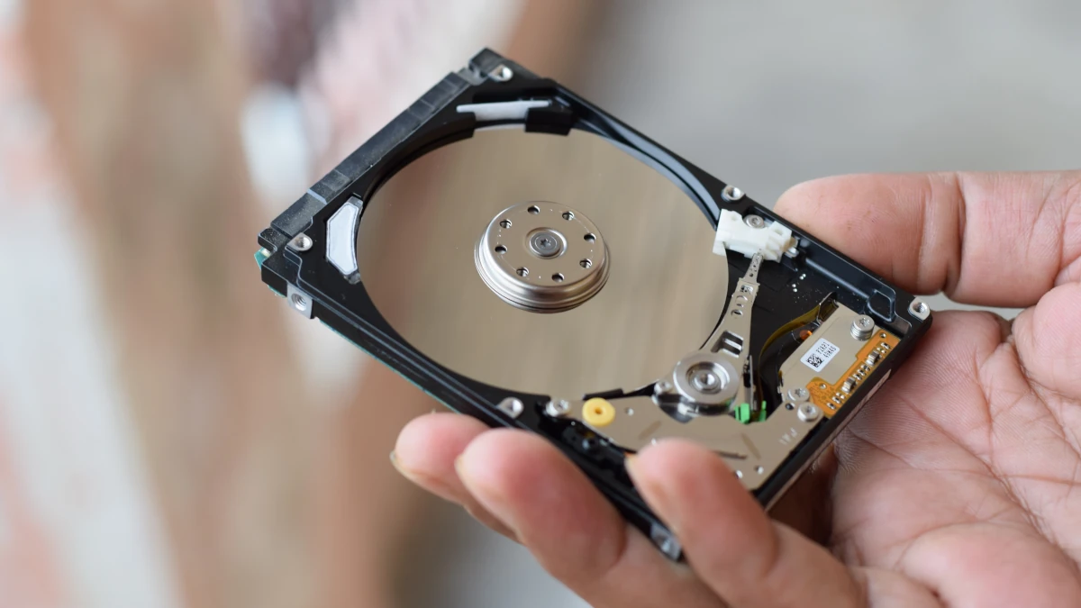 Gros plan sur un disque dur d'ordinateur, symbolisant le stockage local et la sécurité des données